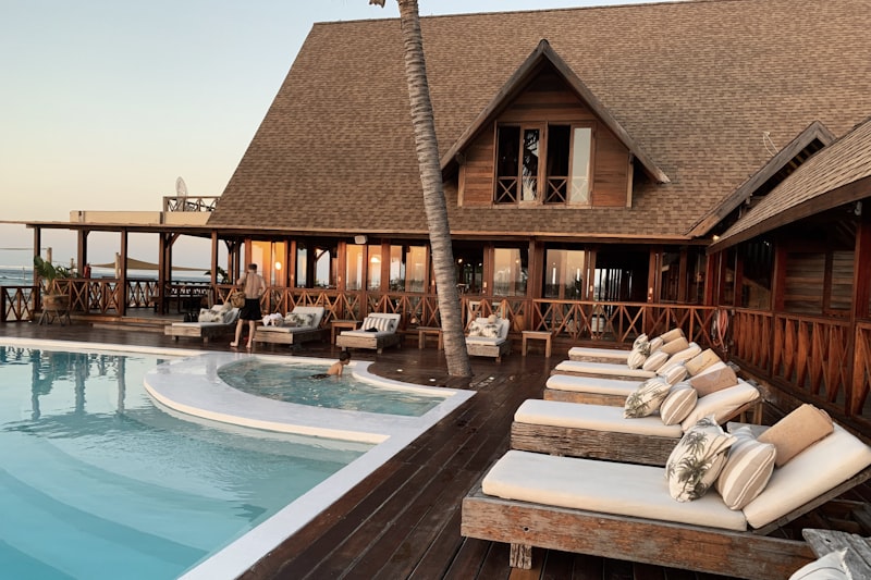 Hotels & Luxury Resorts